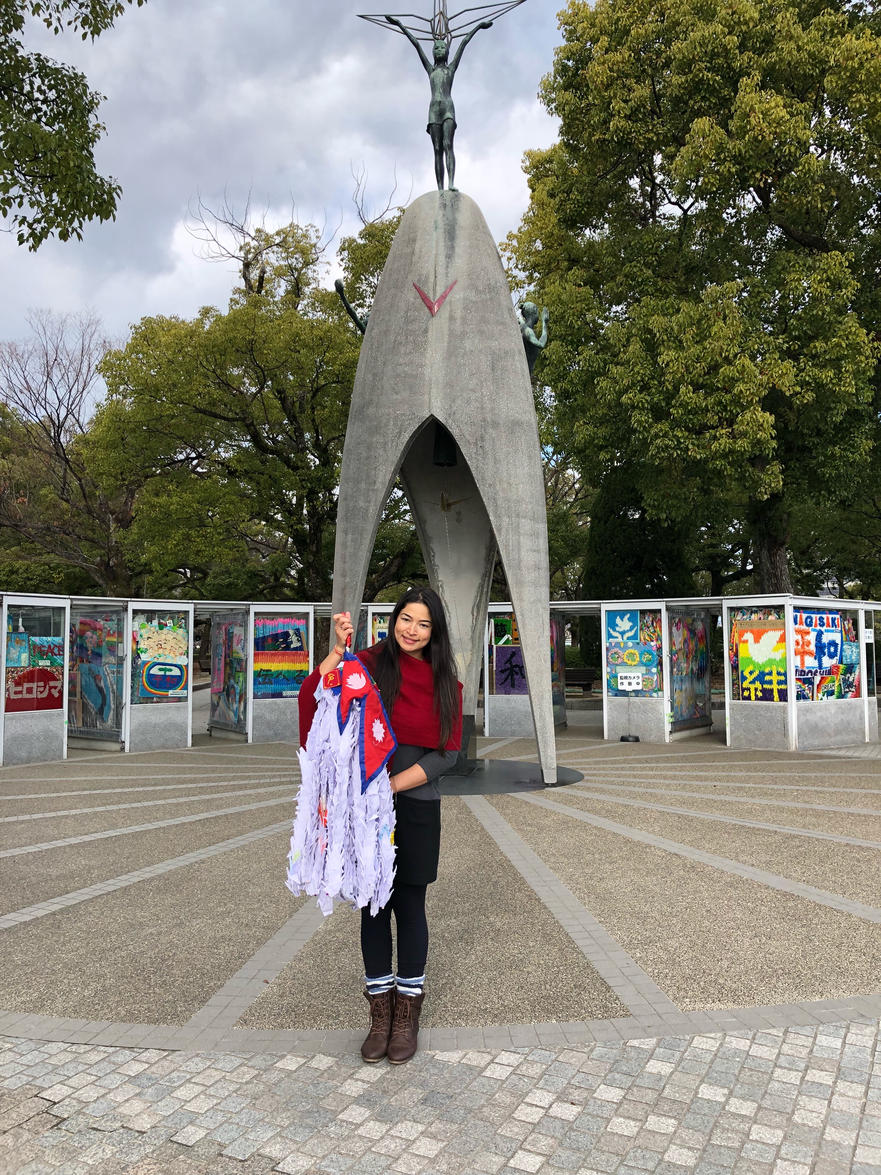 Lígia com o Monumento da Paz às Crianças ao fundo, em Hiroshima (Japão)