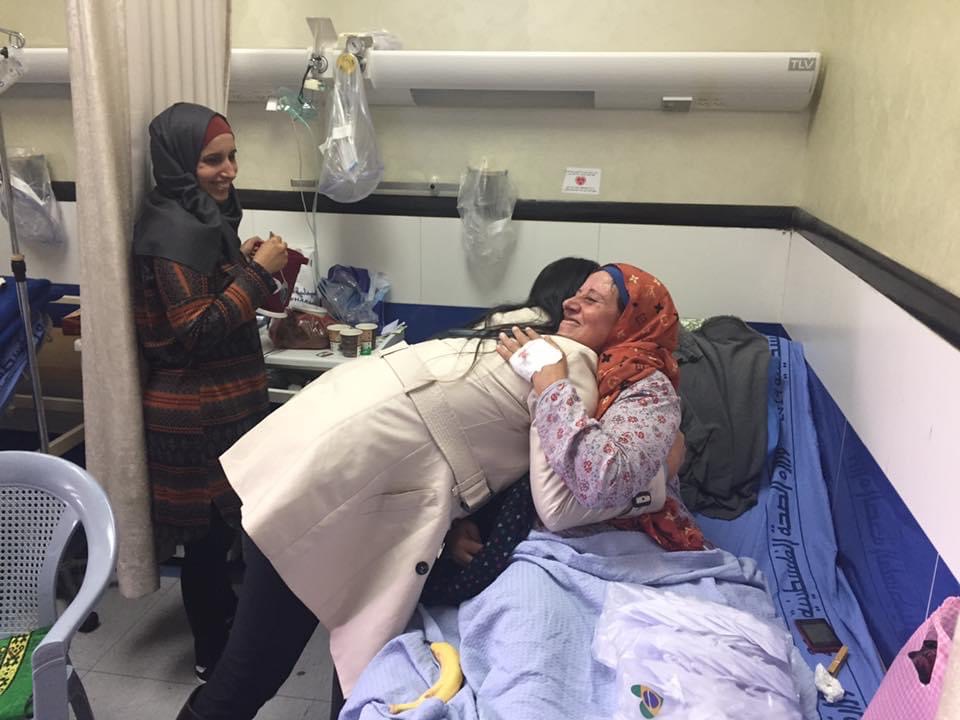 Ligia abraça paciente em hospital de cidade Ramallah, cidade da Palestina